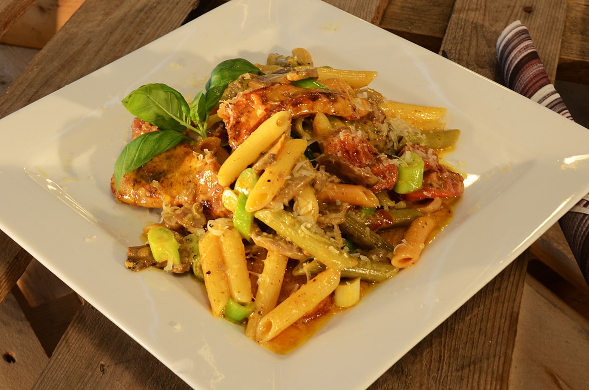 Penne Tricolore med kyllling, kremet karrisaus og hele semitørkede tomater