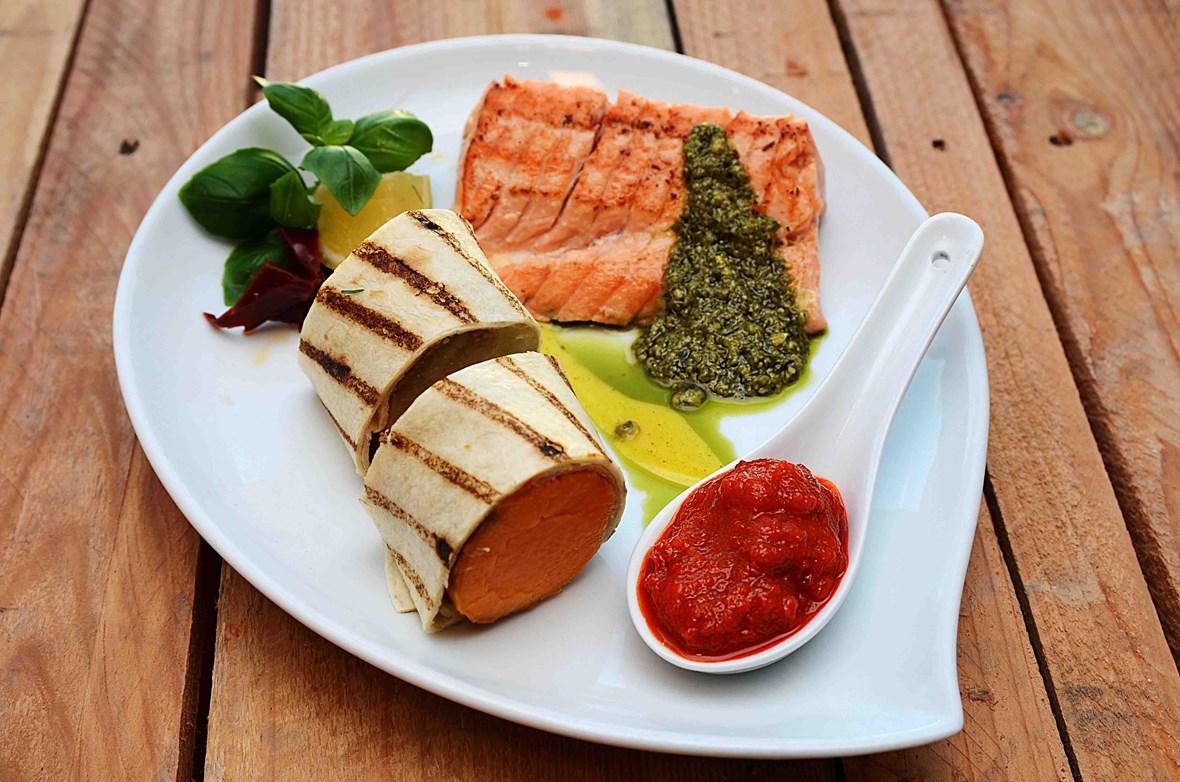 Grillet laks med søtpotetrullade, pesto og Ajvar