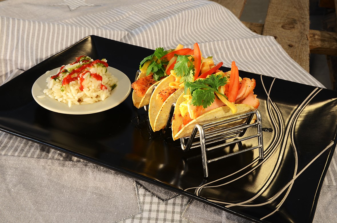 Fish Taco med Asian coleslaw og spicy Mexican Striped Rice