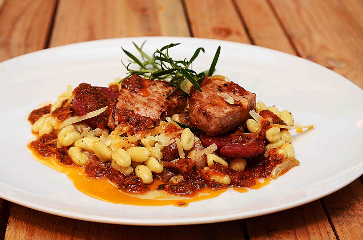 Kremet gnocchetti med stubbskjellsopp og bacon, servert med pesto rosso og svinefilet