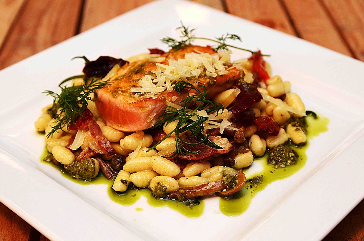 Kremet Gnocchetti med stubbskjellsopp og soltørket og grillet paprika, servert med laks og Pesto Genovese