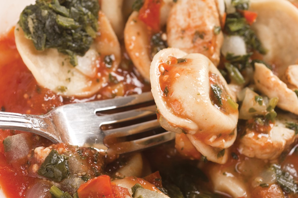 Tortellini med Parmaskinke, Pesto Rosso, sjampinjong, ruccola, Monini Toscana EV olivenolje og ristede gresskarkjerner.
