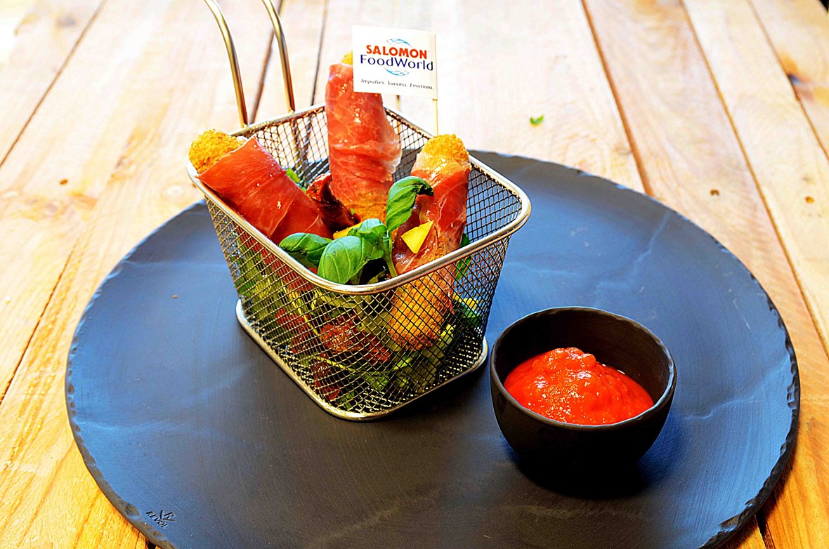 Mozarellasticks rullet i parmaskinke, med ajvar-dip
