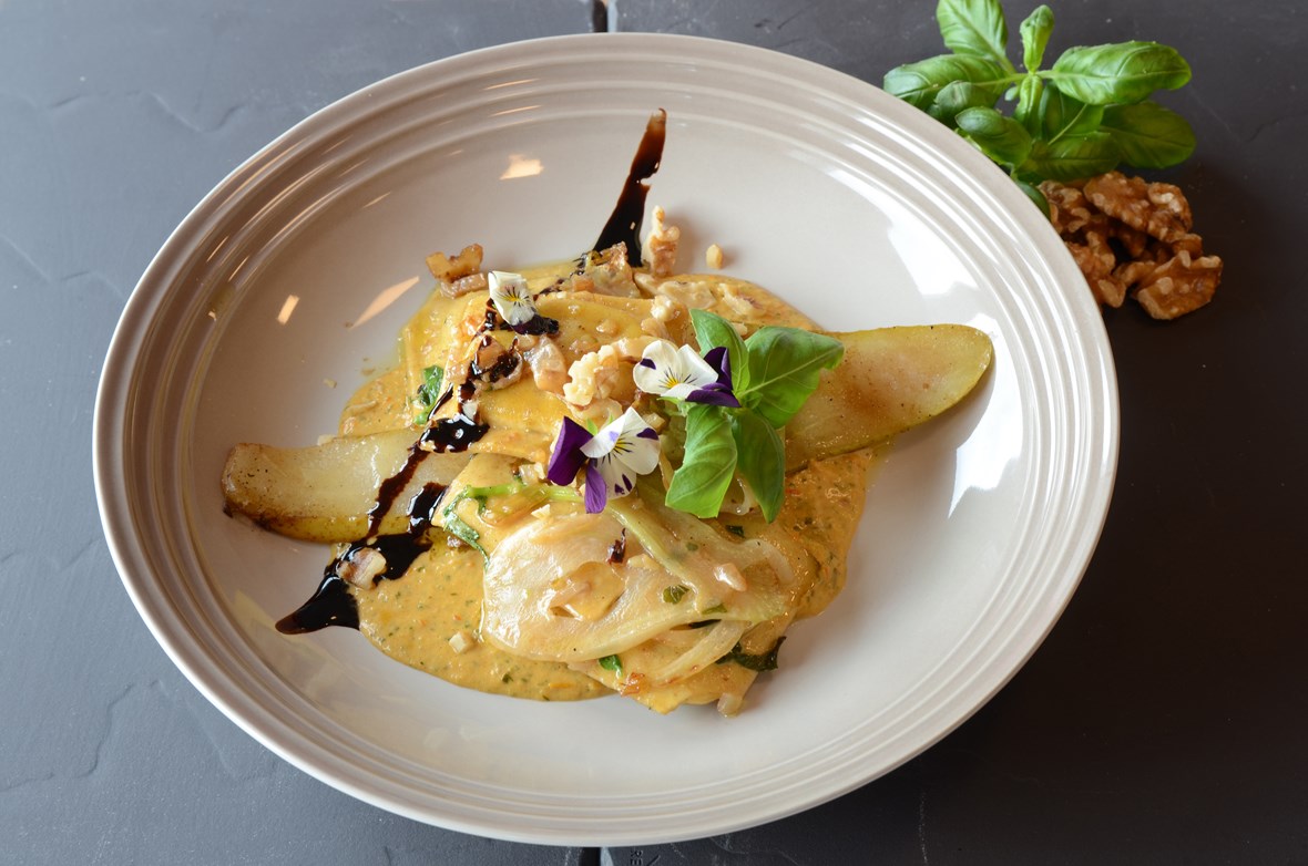Spelt ravioli fylt med valnøtter