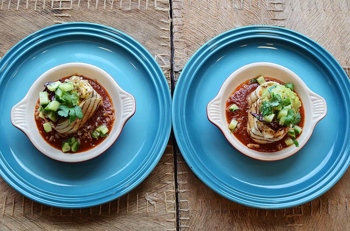 Tortilla Tower fylt med søtpotet, kylling og perlespelt, servert med Chipotle salsasaus