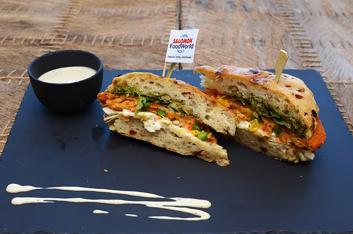 Vegetarschnitzel i focaccia med Creamy Black Pepper Ranch-dressing og coleslaw