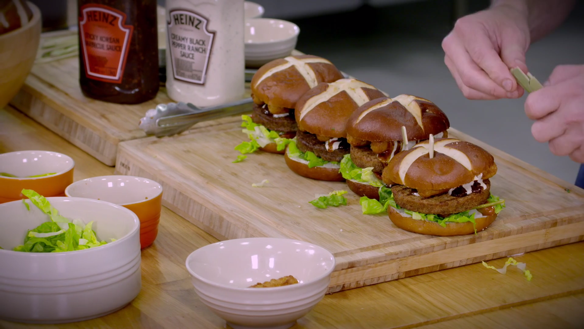 Vegetarisk Pretzel Burger med Mozzarellasticks og Ranch dressing