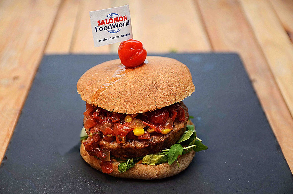 Vegetarisk burger med Salsa Fresca og mais