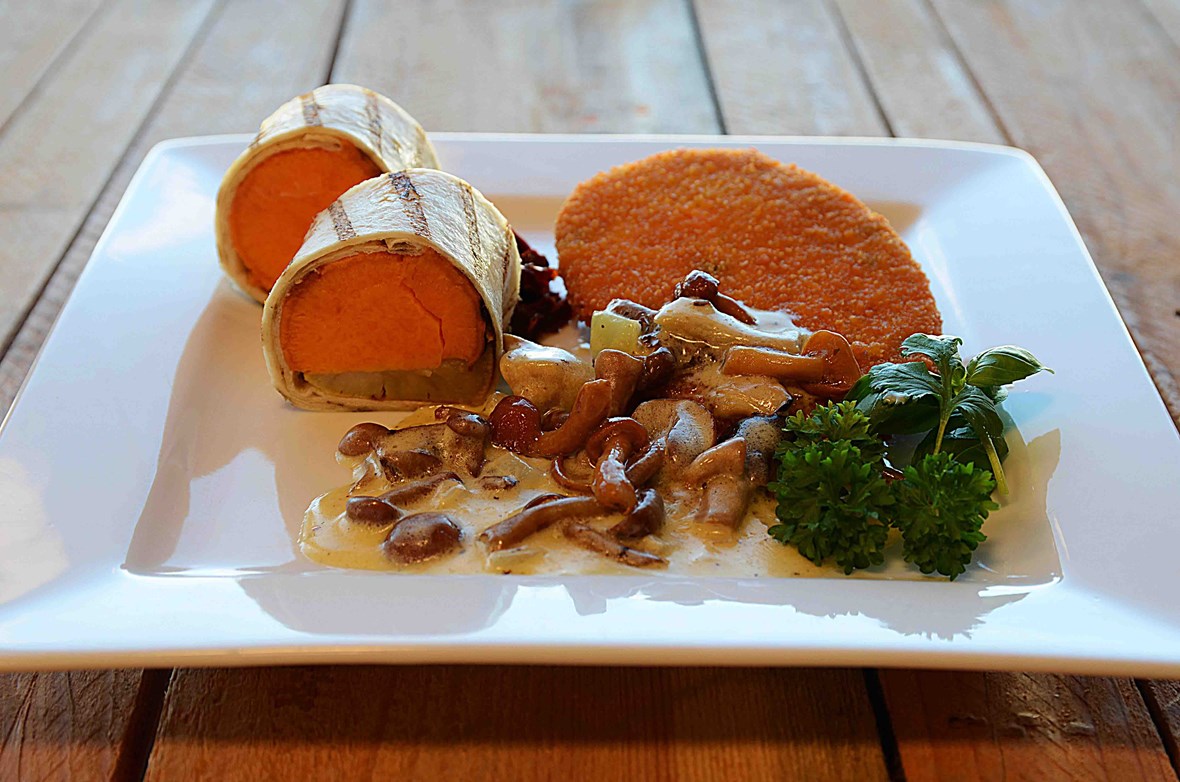 Vegetarisk schnitzel med søtpotetrullade og villsoppsaus