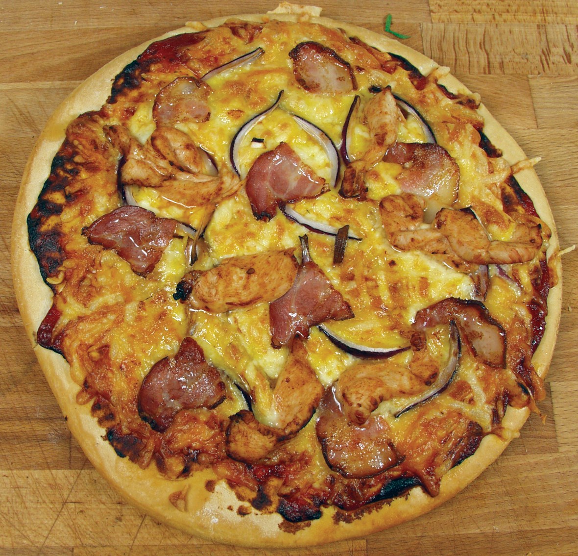 Amerikansk Chipotle Chicken & Bacon-pizza