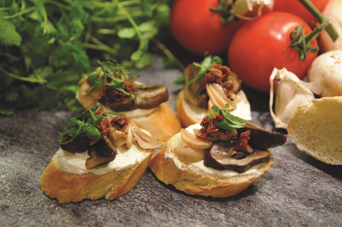 Bruchetta med kremost, champignon og hvitløk