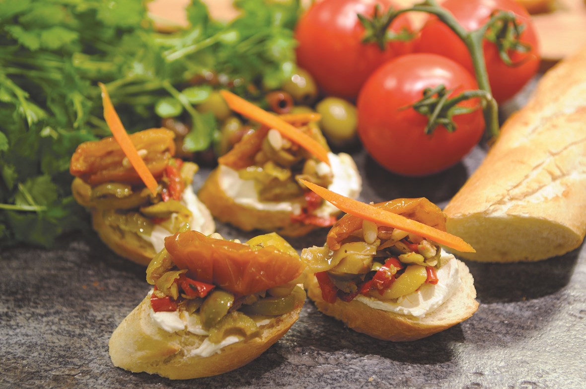 Bruchetta med olivensalat og semi-dried tomat