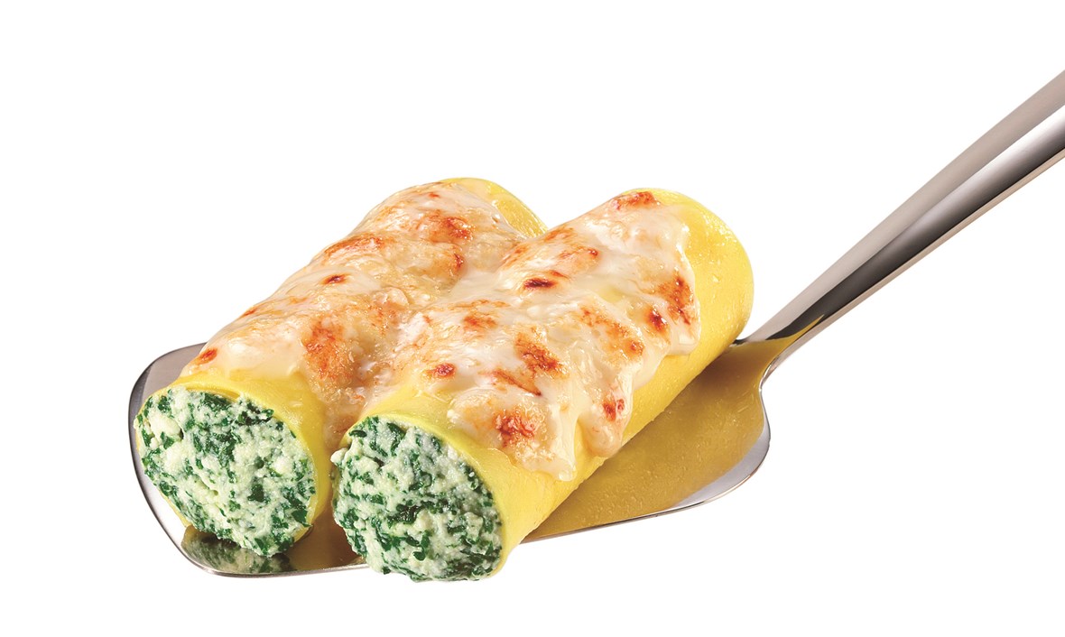 Canneloni med fylt ricotta og spinat, servert med tomatsaus og laks