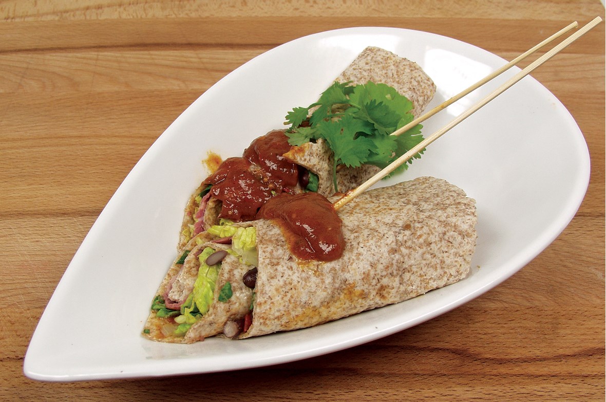 Fullkornwraps med roastbiff og BBQ- saus