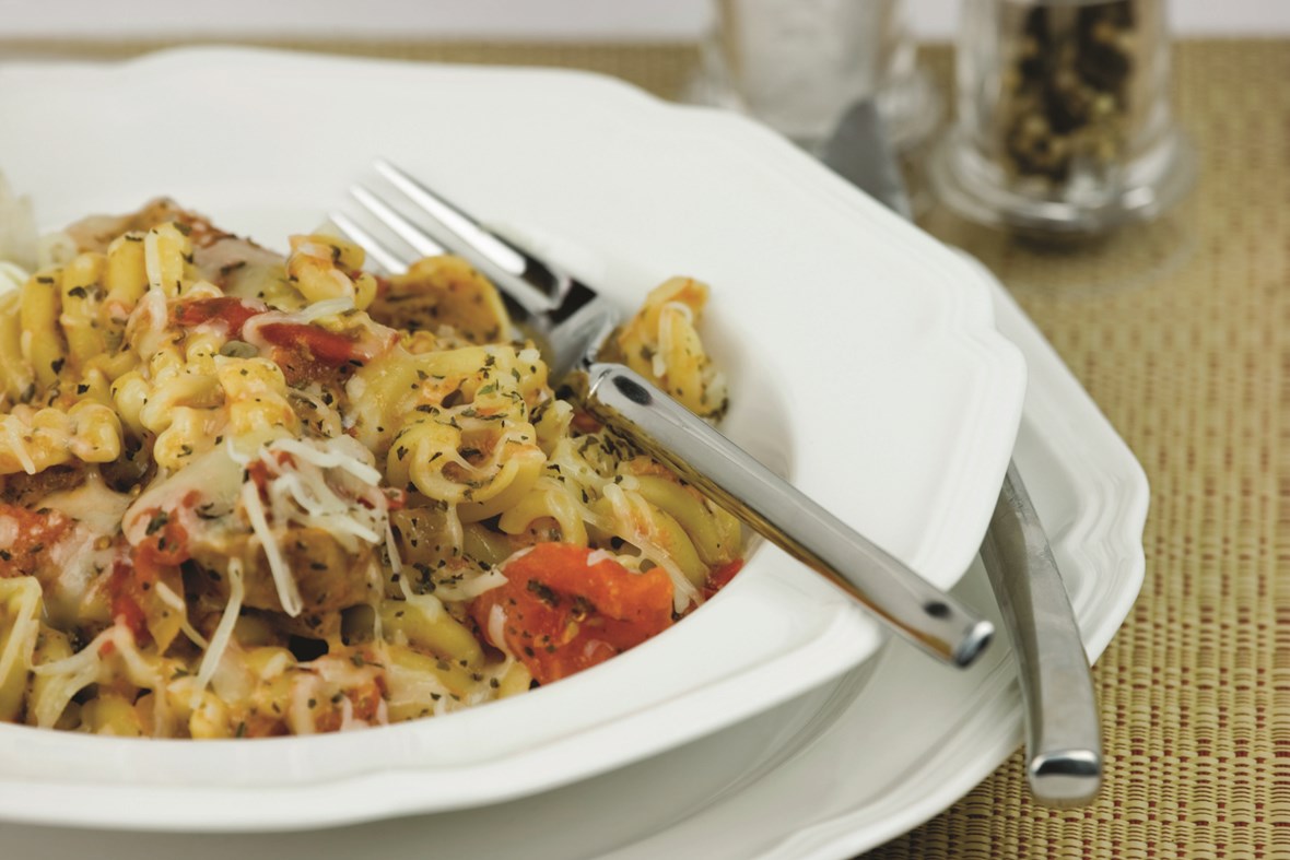 Fussili Bolognaise m/parmesan, pesto og cherrytomater