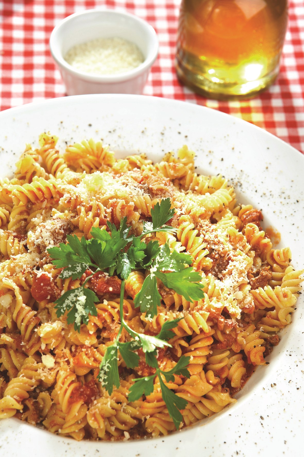 Fussili med mørbrad/biffsnadder, steinsoppbuljong-pasta, vårløk og paprika