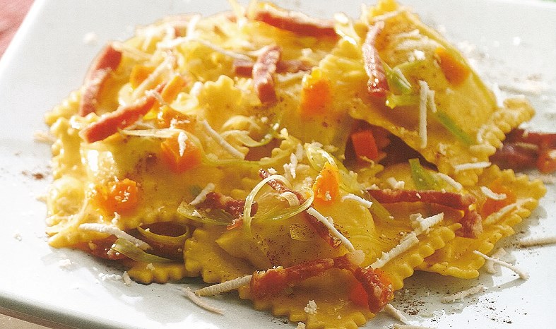 Fylt Ravioli/Tortellini med tomat, ruccola, stekt sopp og basilikumpesto