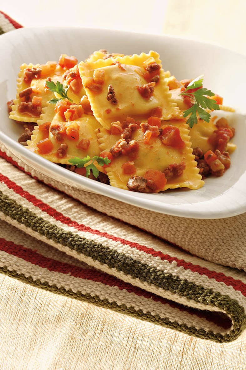 Fylt ravioli eller tortellini med kremet tomatsaus, kikerter, oliven og fersk spinat