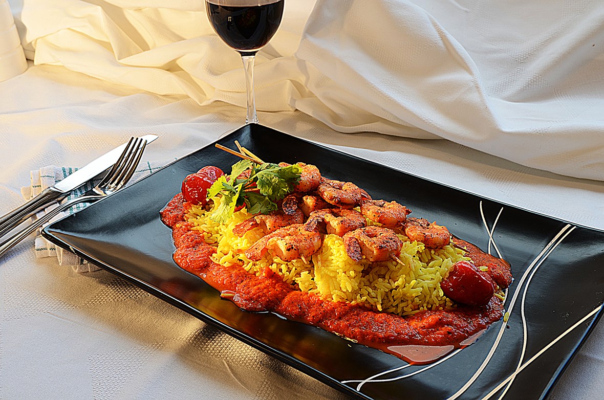 Hickory krydret scampi på safranris og ristet paprika saus og guacomole