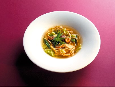 Klar grønnsakssuppe med nudler