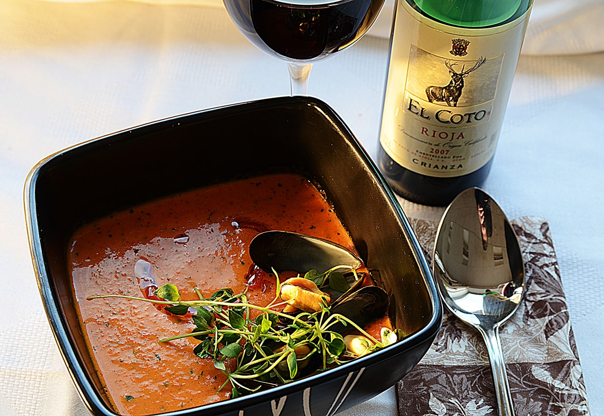Kremet suppe med ristet paprika og dill