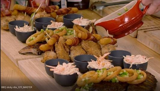 Fried chicken,  Salomon beer battered mozzarellasticks, crispy onionrings and heinz dipp sharing plate toppet med TABASCO®