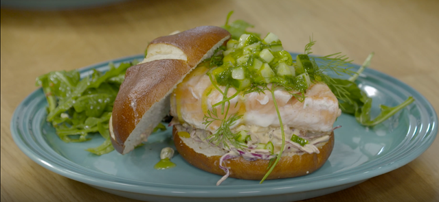 Lakseburger i Pretzel brød med Baconnaise kapers redslaw, TABASCO® green og Il Torrione Safran crema di balsamico