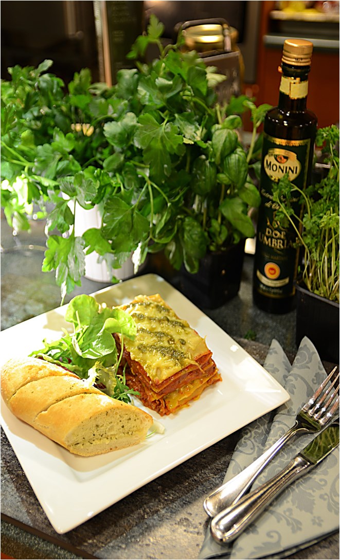 Paradiso Lasagne med salat og Hvitløks-Panini
