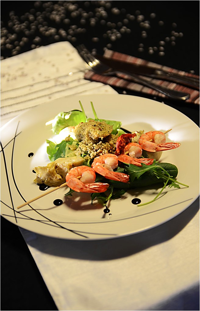 Quinoa-salat med glasert scampispyd