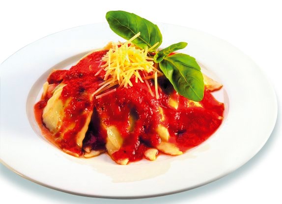 Ravioli med riccotta og spinat, servert med tomatsaus, soltørket tomat og artisjokk