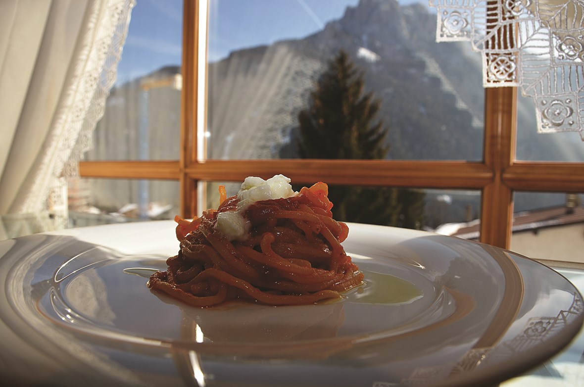 Spaghetti  fra Toscana servert med tomatsaus og tørket skinke