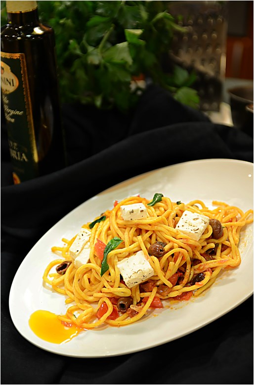 Spaghetti Express med oliven og marinert fetaost