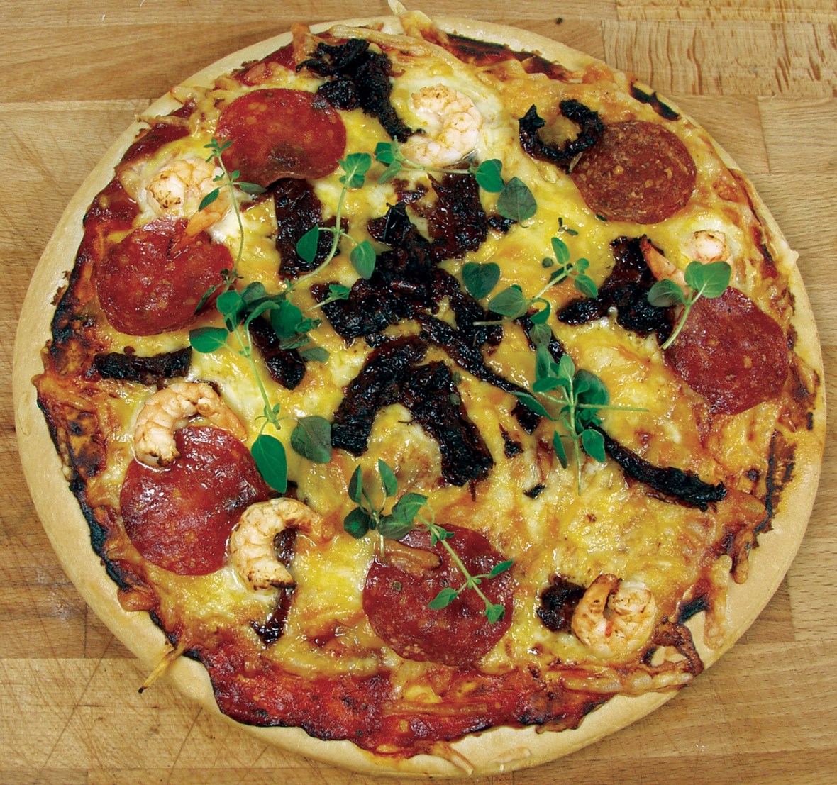 Spansk pizza med scampi og chorizzo