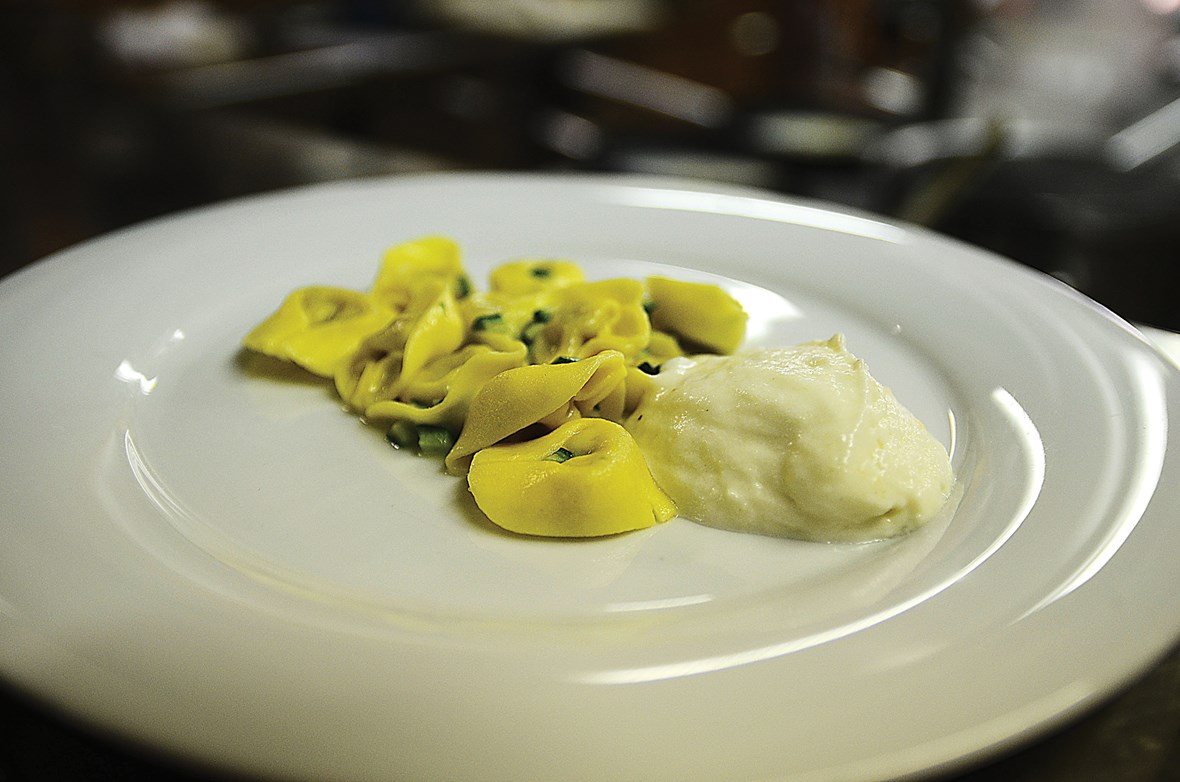 Tortellini fylt med parmaskinke servert med grillet squash og parmesan, servert med antipasta buffet