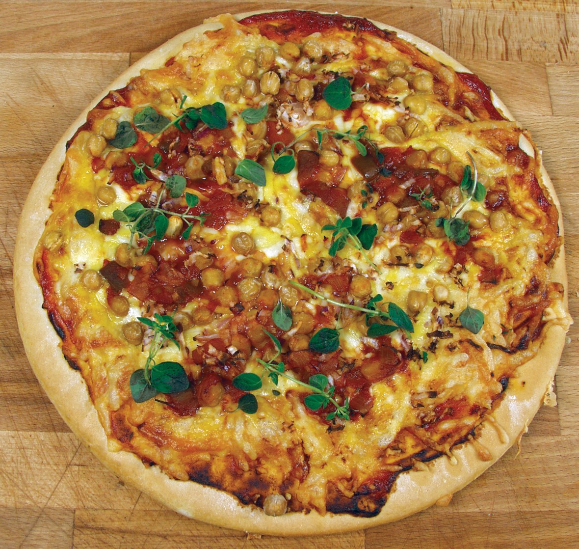 Vegetarpizza med bønner og picantesaus