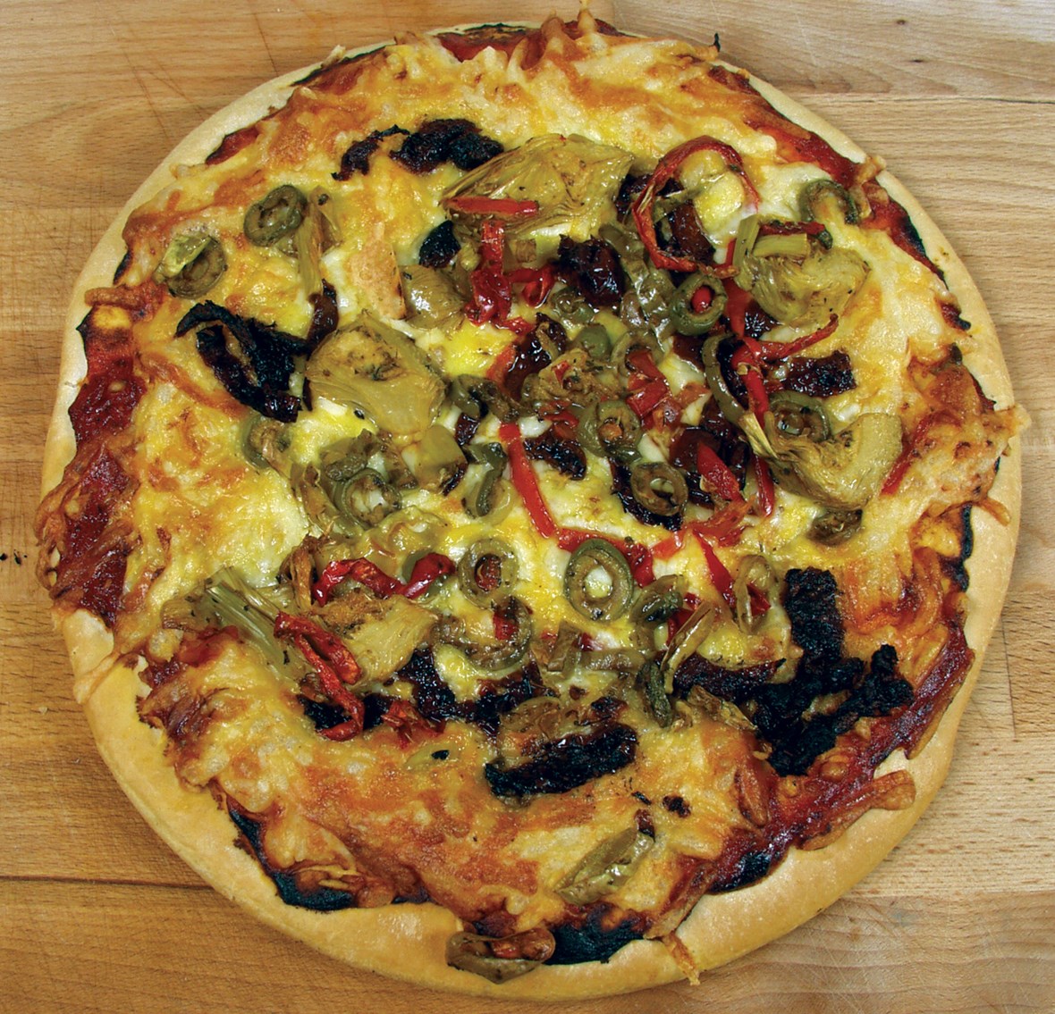 Vegetarpizza med oliven og semi-dried cherrytomat